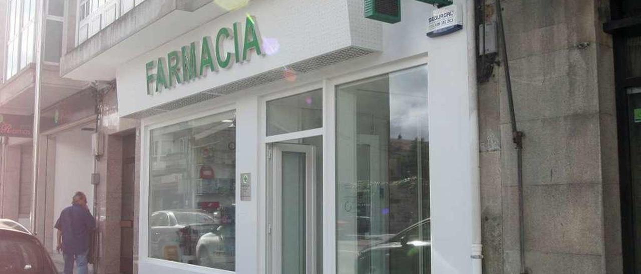 Una de la dos farmacias abiertas en la actualidad en el núcleo urbano de la capital trasdezana. // Bernabé