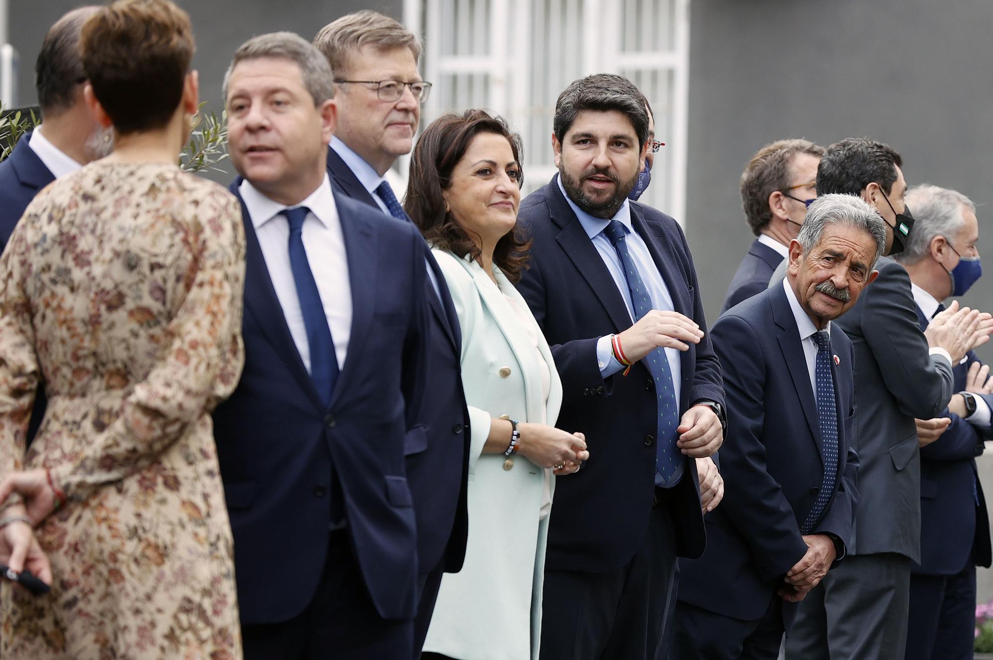 Los presidentes de Cantabria, Miguel Ángel Revilla (d); Murcia, Fernando Lopez Miras (2d); La Rioja, Concha Andreu (c); de Valencia, Ximo Puig y de Castilla-La Mancha, Emiliano García Page a su llegada a la reunión de la XXVI Conferencia de Presidentes.