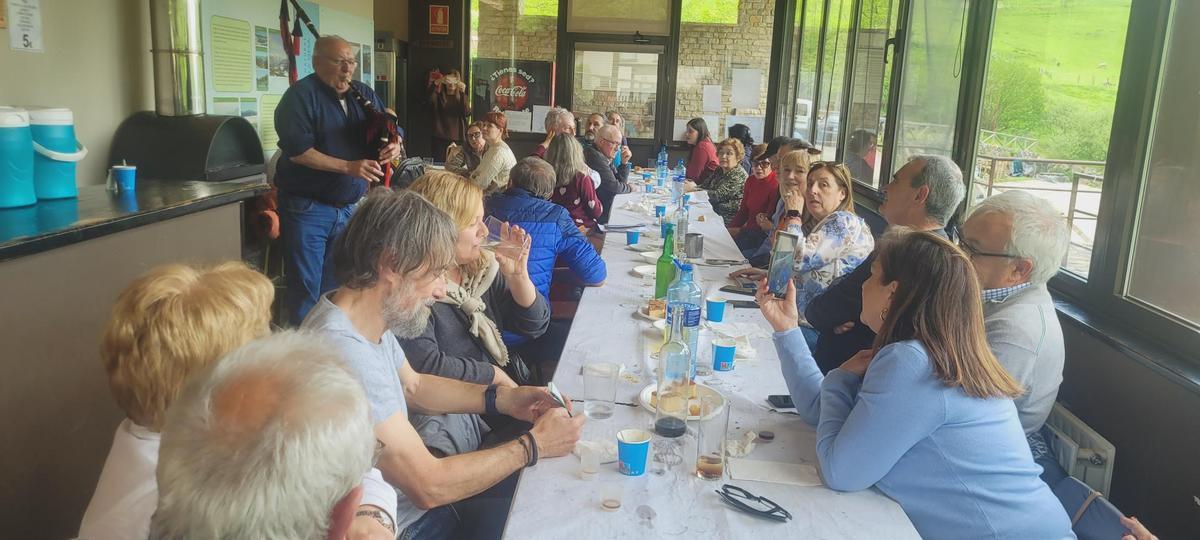 Comida familiar en Tuiza de Arriba mientras Manolito “el de Carola”, a la izquierda, toca la gaita.