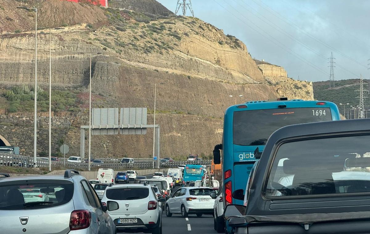 Retenciones en la GC 1, este martes. a la altura de la potabilizadora