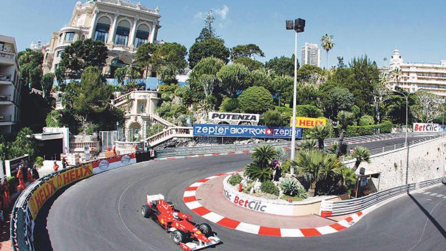 Fernando Alonso traza con su Ferrari la gran curva de la bajada del Casino, el punto más lento de todo el Mundial de F1.