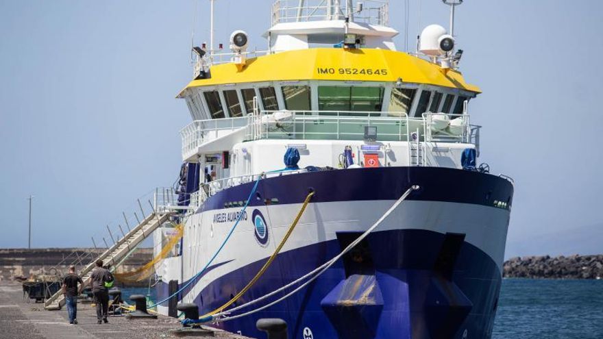 El &#039;Ángeles Alvariño&#039; permanece en el puerto de Santa Cruz tras sufrir una avería