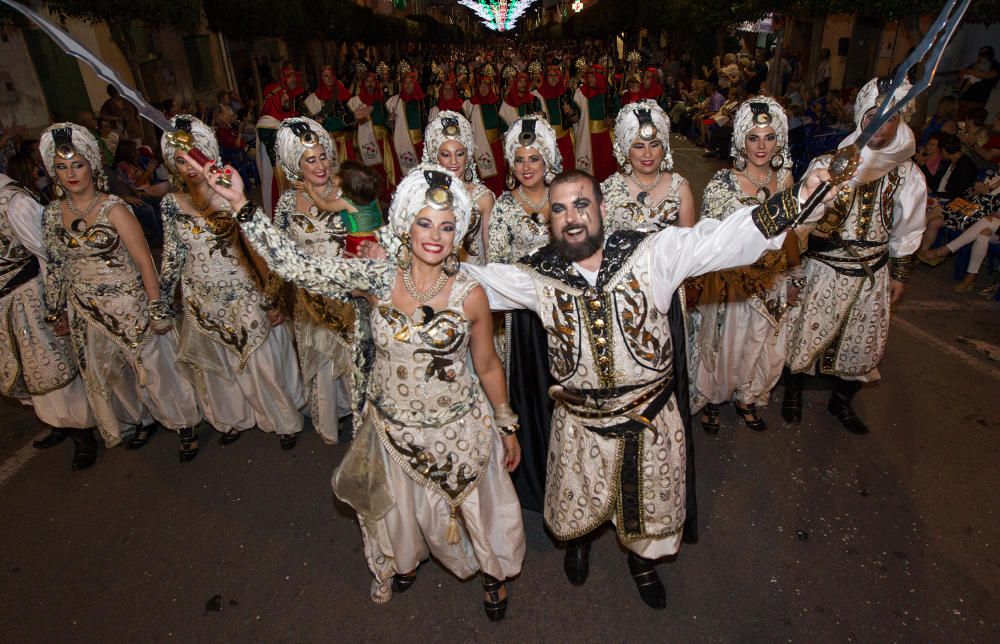 Los festeros tomaron ayer tarde el centro de Agost con una fastuosa Entrada Cristiana que llenó de música y fiesta las calles.