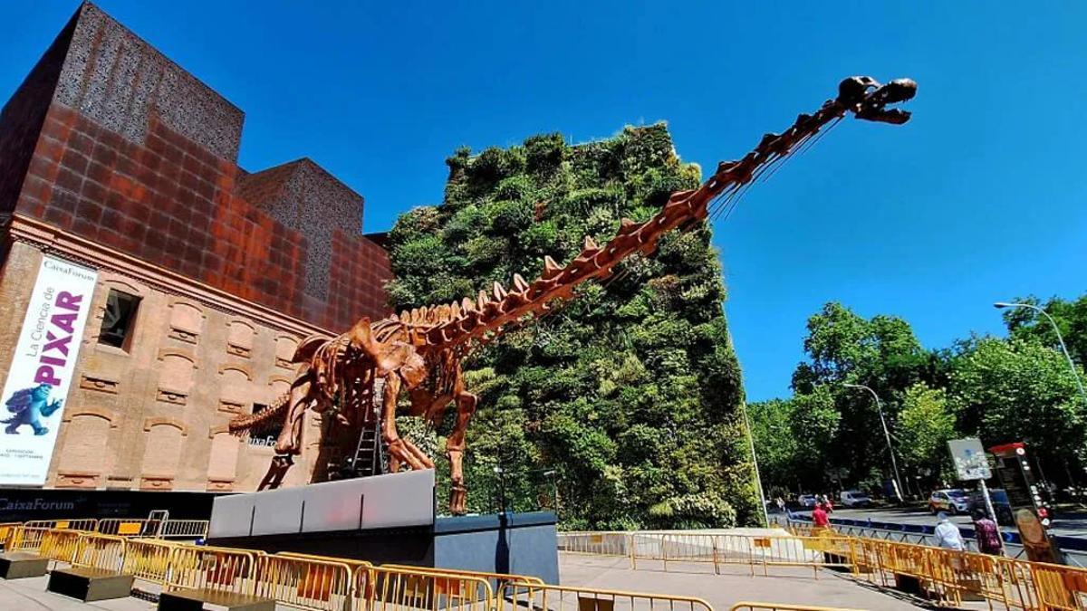 El Patagotitan de casi 40 metros de largo ha sido instalado en la entrada de CaixaForum Madrid.