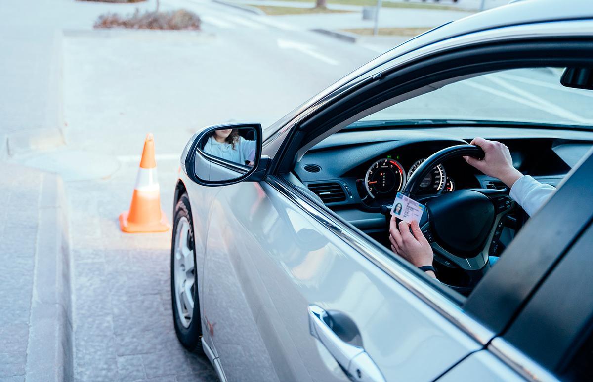 Críticas a la nueva sanción de hasta 500 euros de la DGT: "No podremos ni salir al portal de casa"