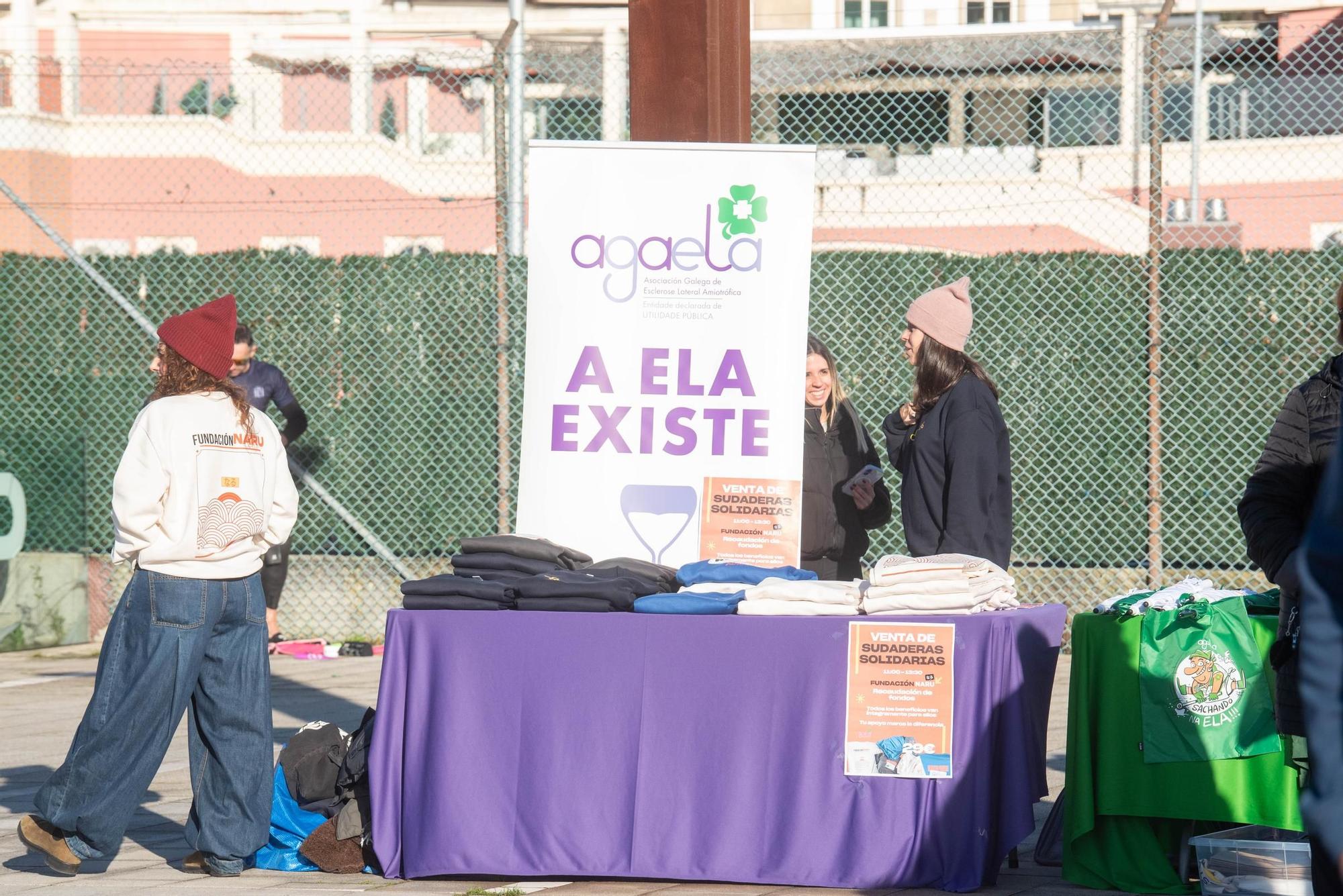 A Coruña desafía al frío y al mar para visibilizar la ELA
