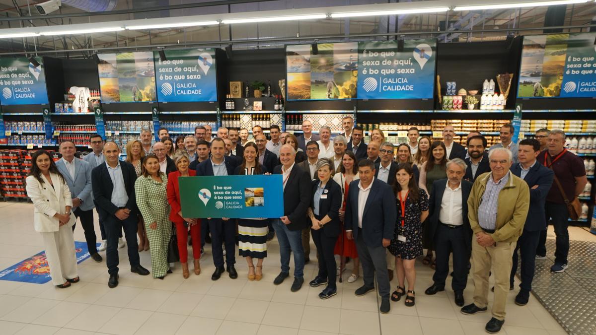 Representantes de máis de 30 provedores galegos de Vegalsa-Eroski no hipermercado Eroski A Sionlla, en Santiago de Compostela