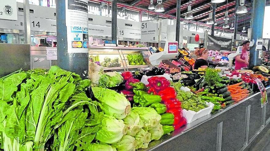 Parada de verduras en un mercado de València.