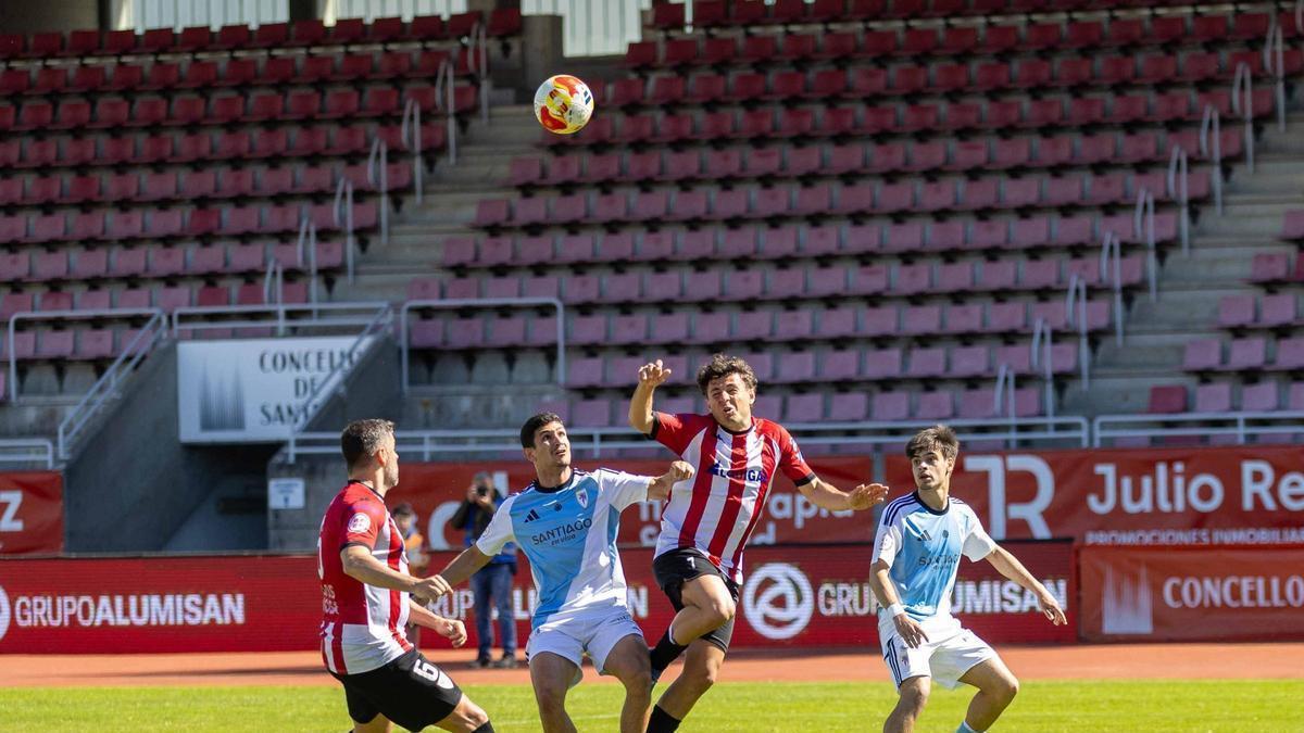 Lance del partido entre Compostela y Atlético Arteixo en San Lázaro durante la fase regular