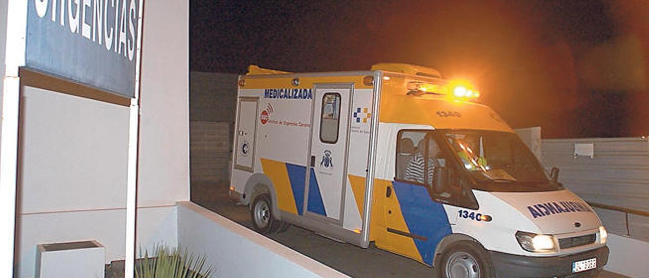 Imagen de archivo de una ambulancia medicalizada en Lanzarote.