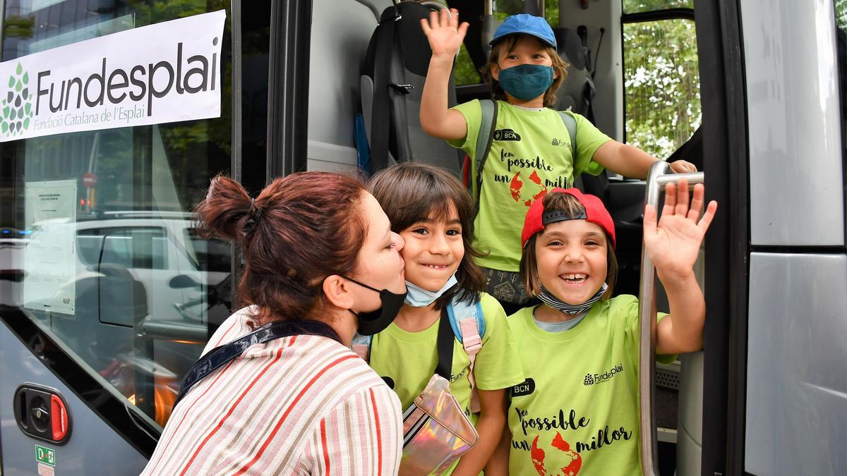 Un grup de nens i nenes a punt de pujar a un dels primers autocars cap a les colònies de Fundesplai. Imatge cedida el 23 de juny del 2021