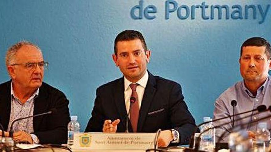 Joan Torres, Marcos Serra y José Ramón Martín durante un pleno municipal.