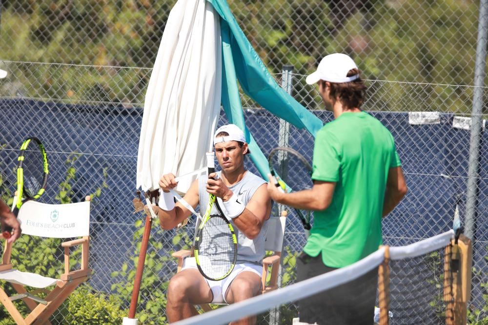 Nadal se aclimata a la hierba