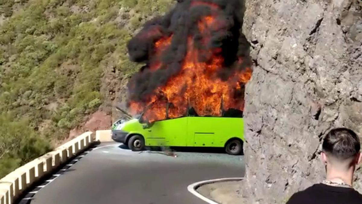 Una guagua queda calcinada en la carretera de Masca | EL DÍA