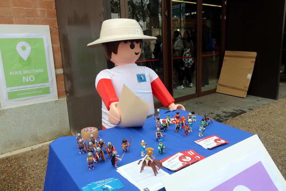 Protestes i crema de fotos contra l'Exèrcit a l'Expojove de Girona