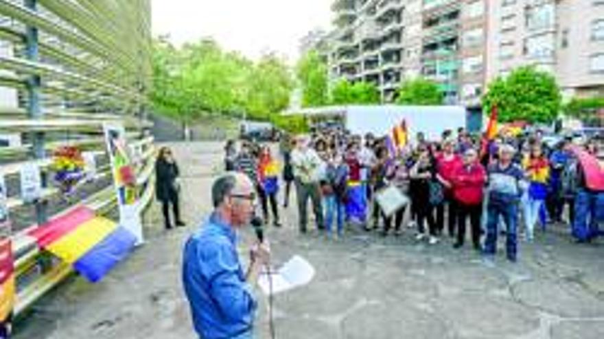 Flores para los defensores de la República