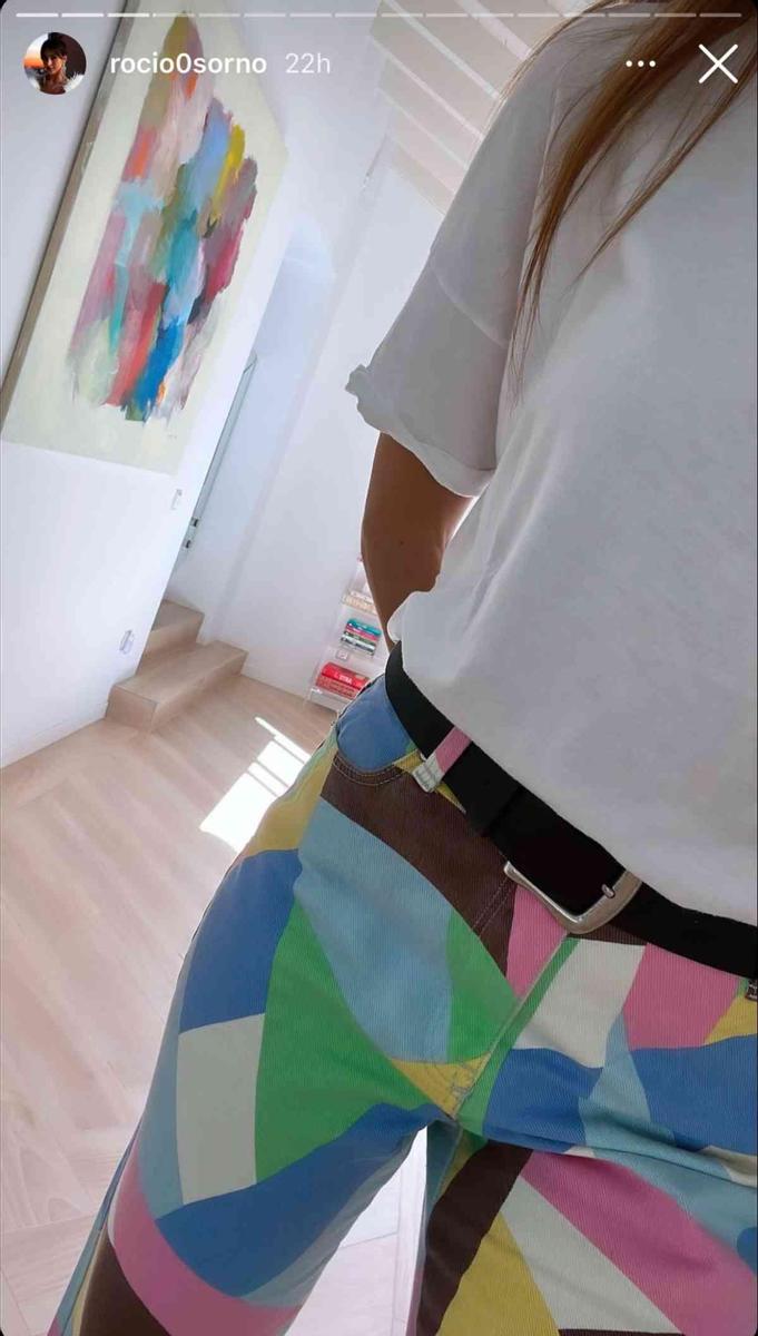Rocío Osorno con un pantalón de colores de Bershka