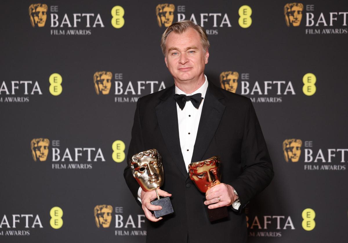 Christopher Nolan posa con los galardones a Mejor película y Mejor director tras la gala de los  Premios Bafta.