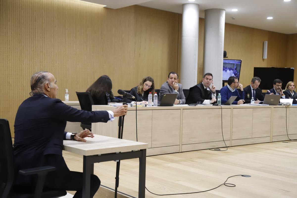 Luis Oliver, en el inicio de su declaración ante la Audiencia Provincial, este miércoles.