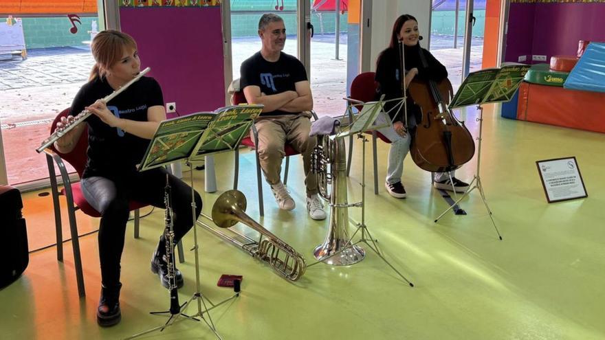 Representantes de Maestro Lupi en la Escuela Infantil.  | E. P.