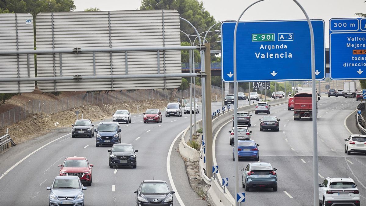 Archivo - Vehículos en la autovía A-3.