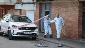 Policías forenses en el edificio de Manlleu donde se ha registrado un incendio en un trastero que ha acabado con la vida de cinco jóvenes