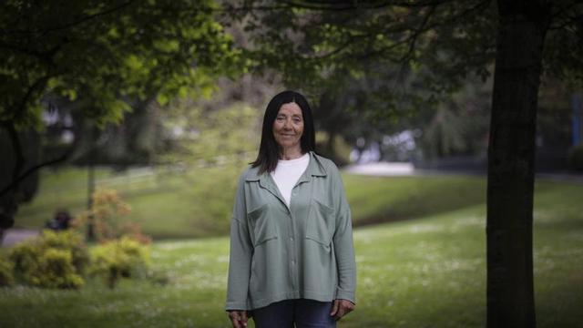 Sobre estas líneas, a la izquierda, Rosa Fernández, con su bici, en el campo base del Everest y, a la derecha, cuando acudía a la escuela, con un libro de texto en la mano. Arriba, la escaladora ascendiendo el Manaslu, a ocho mil metros de altura, cerca ya de la cumbre. |   IRMA COLLÍN