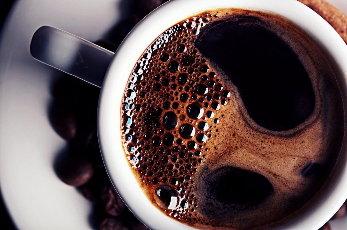 El café es tan saludable como el agua, según han descubierto en Harvard.