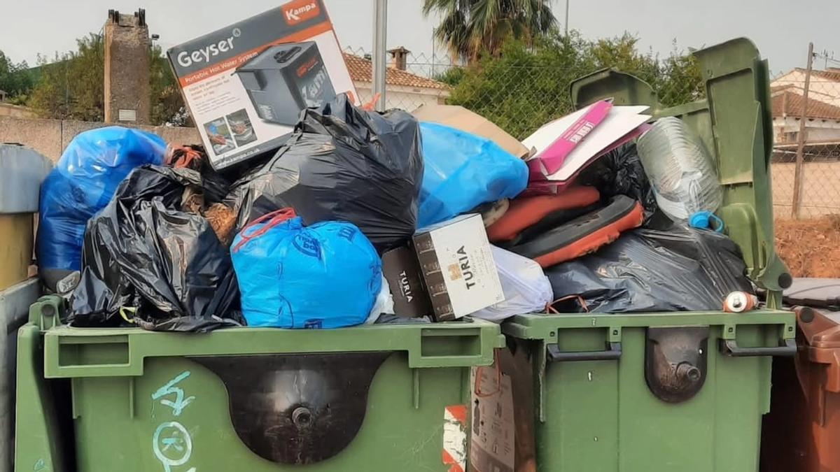 Contenedores desbordados este domingo por la mañana en l'Alcúdia de Crespins.