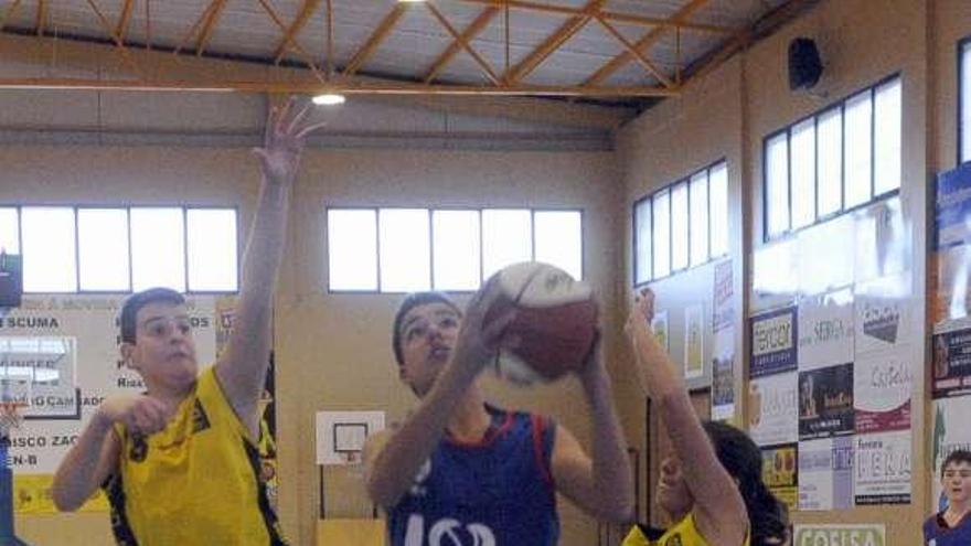 Un momento de uno de los partidos de baloncesto.  // Noé Parga