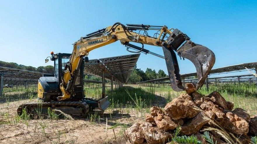 Treballs de col·locació de roques per atraure rèptils al parc solar de Vidreres. | EL PERIÓDICO