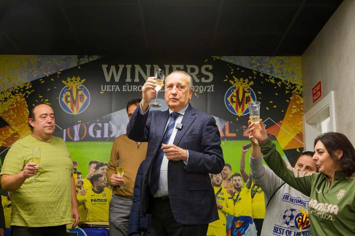 El brindis por la permanencia con Fernando Roig, en esta temporada 2025/2026.