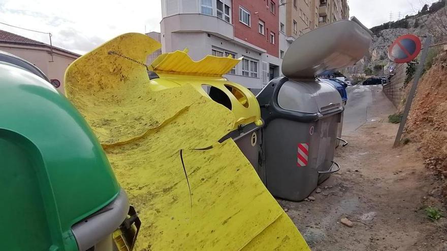 El viento provoca la caída de tejas y rompe contenedores en Alcoy