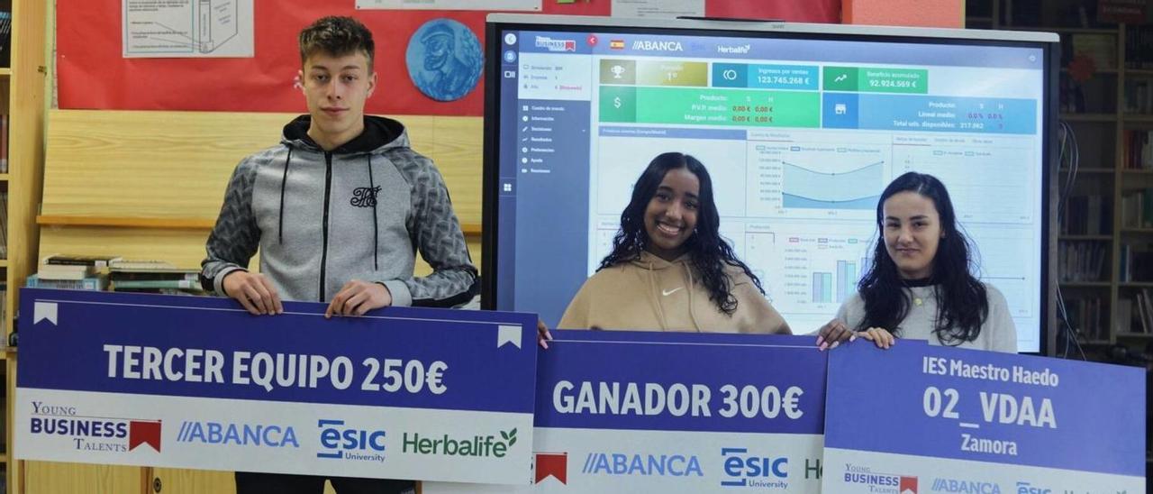 Los ganadores del concurso Eduardo Fernández (izquierda), Ana García (centro) y Mariell Díaz (derecha), con los premios del Young Business Talents.
