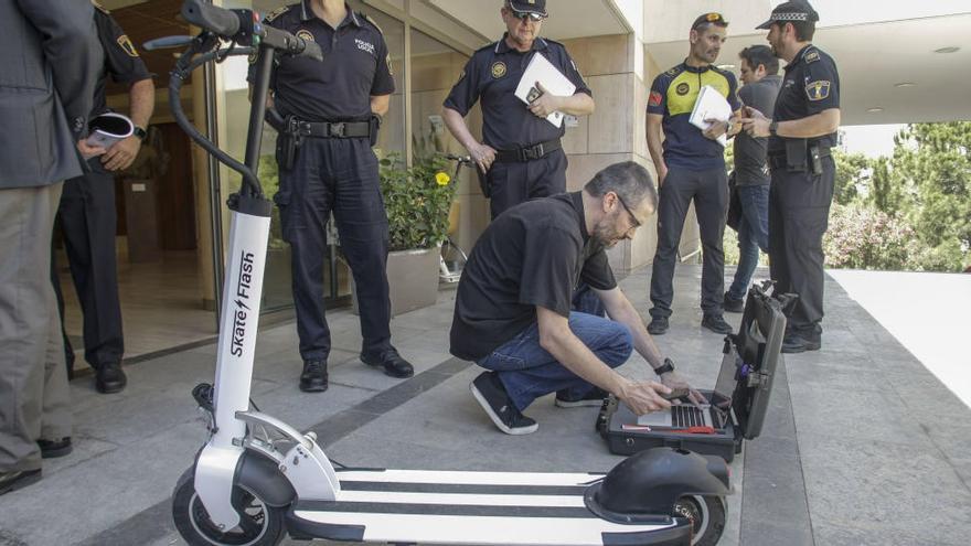 Agentes de la Policía Local de Elche comprobando la velocidad máxima de un patinete, en una imagen de archivo