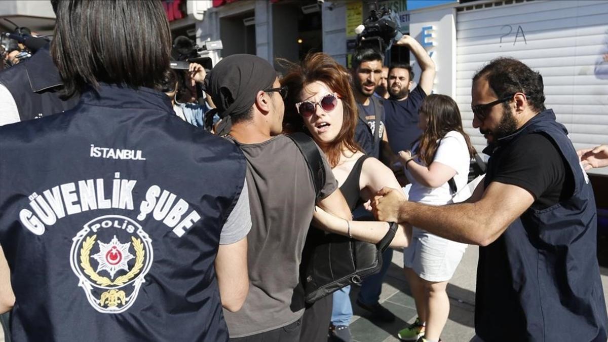 Detención de un participante en la marcha del orgullo gay en Estambul el 25 de junio del 2017.