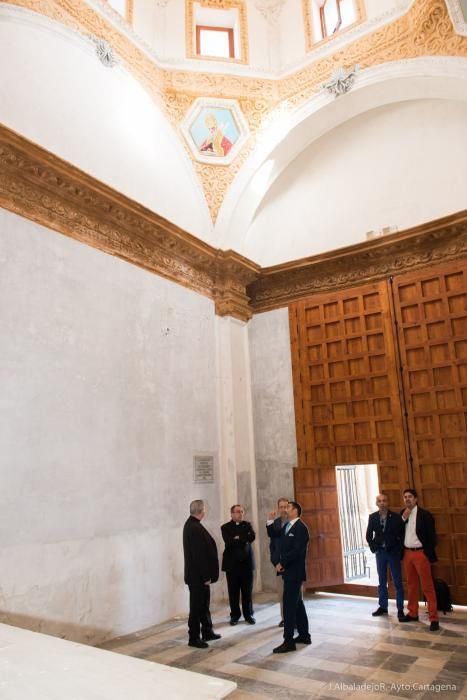 José López, alcalde de Cartagena, visita la Catedral Vieja