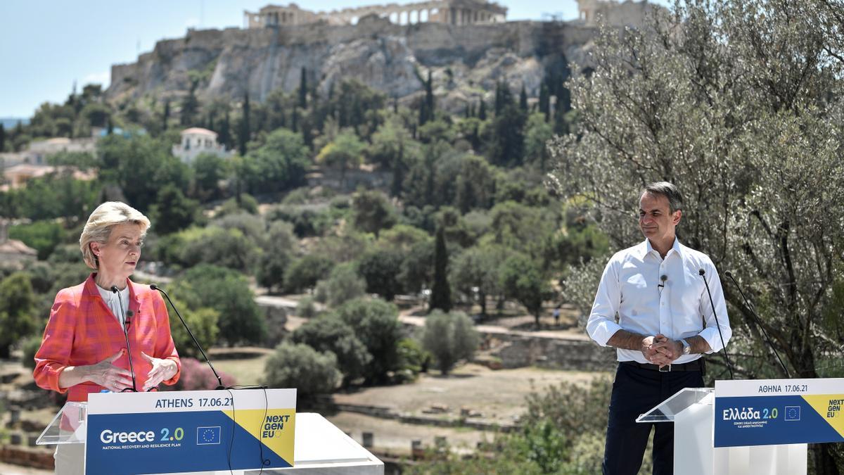 Von der Leyen y Mitsotakis en Atenas.