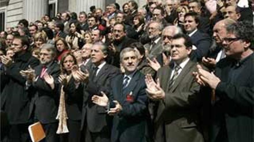 Todos los grupos, salvo el PP, se concentran ante el Congreso para condenar la guerra de Irak