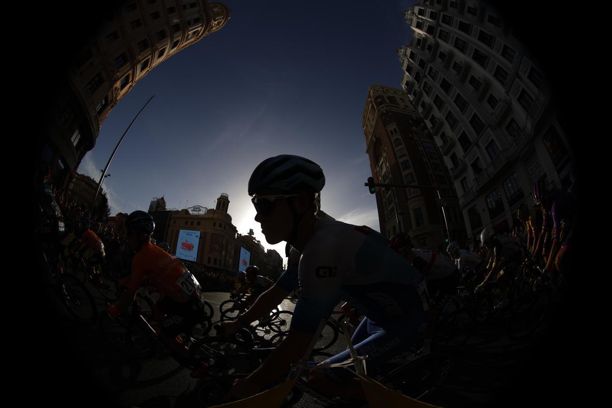 MADRID, 11/09/2022.- El pelotón a su paso por la Gran Vía durante la etapa final de la 77 edición de la Vuelta Ciclista a España, este domingo en Madrid. EFE/ Javier Lizon