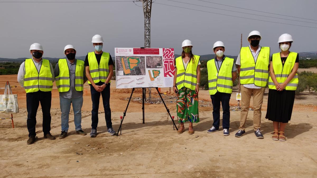 La consellera de Agricultura, Mireia Mollà, junto al alcalde, Guillem Alsina, visitaron ayer los trabajos de sellado del vertedero de Vinaròs.