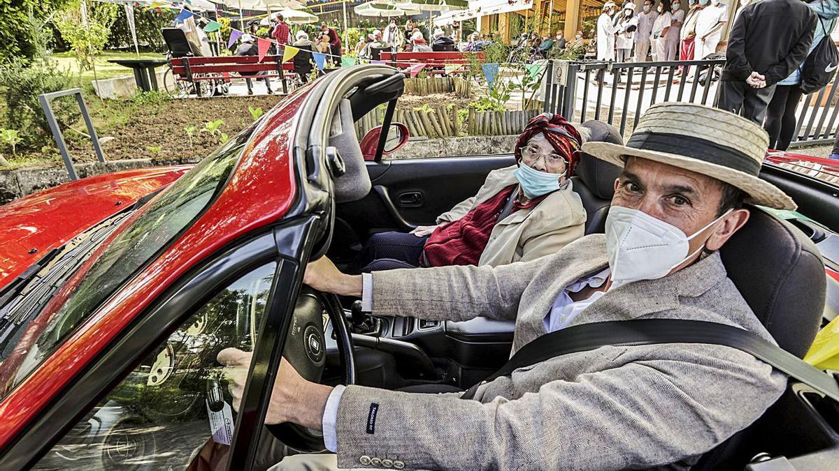 Carlos Briansó, director de la residencia, y Alicia Menéndez Petit, ayer, en el coche. | Irma Collín