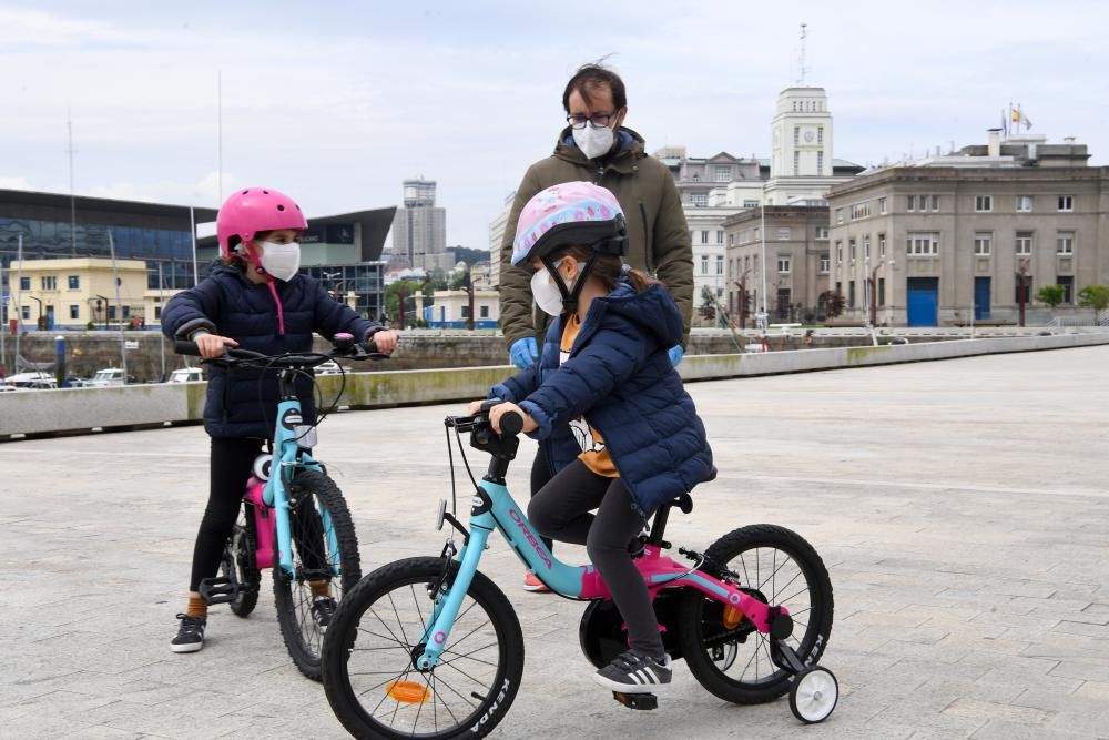 Primera salida de los niños a la calle en Coruña