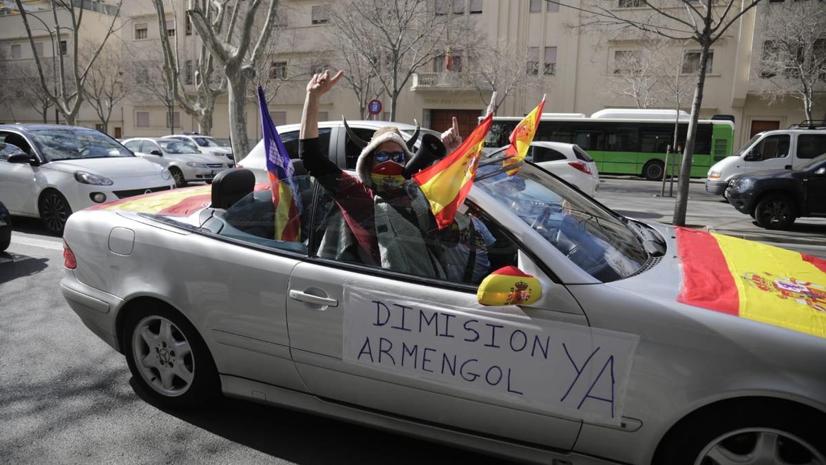 Marcha motorizada del Foro Baleares para pedir la dimisión de Armengol y Sánchez