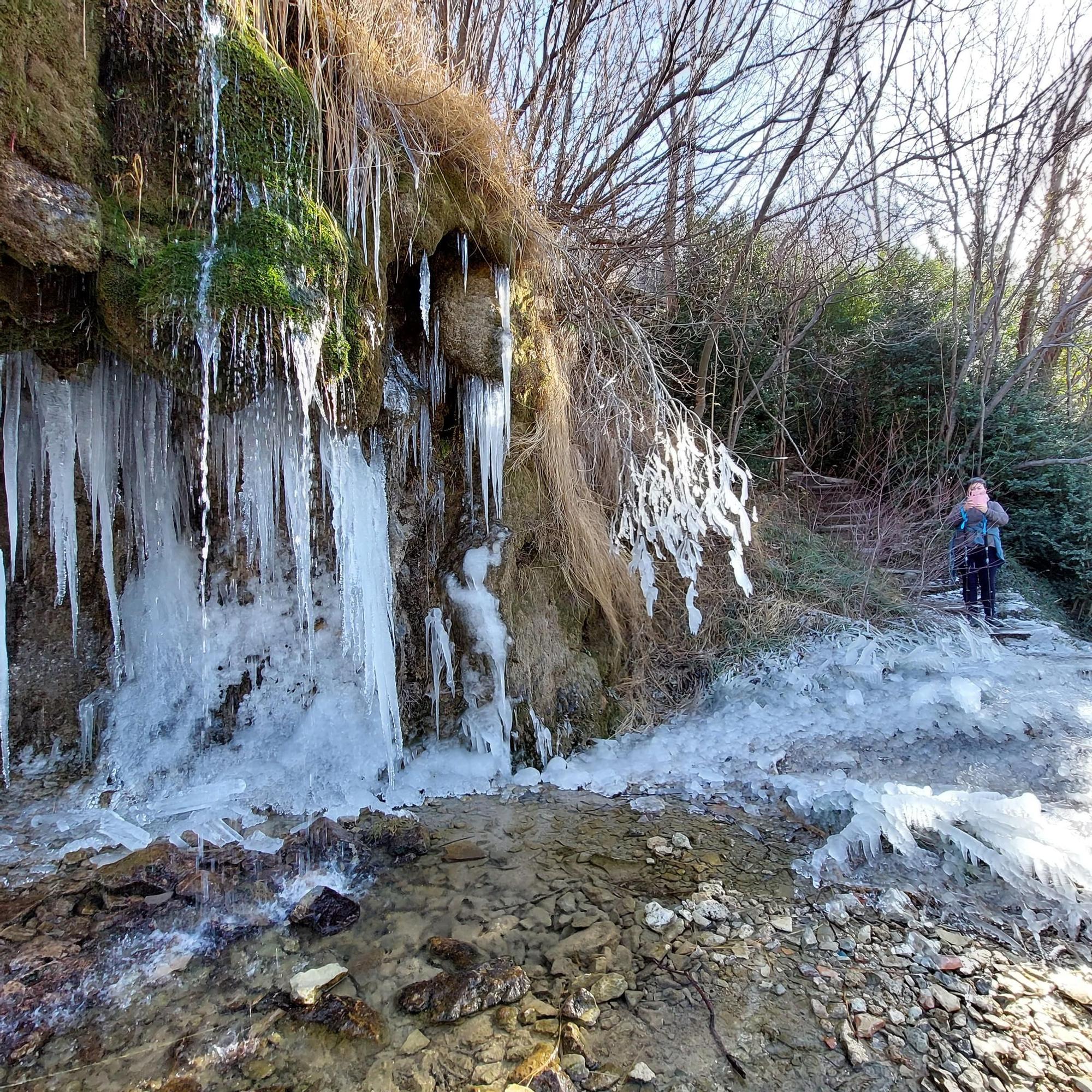 En imágenes | El frío deja una espectacular postal en el Pirineo oscense