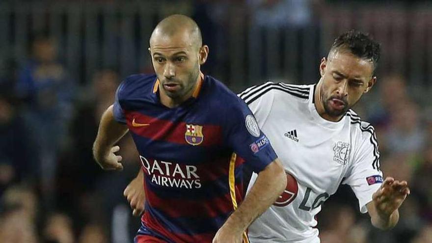 Mascherano, durante el partido ante el Leverkusen. // EFe