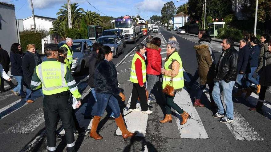 Protesta en Guísamo para exigir más seguridad vial en la Nacional-VI, en el centro del núcleo, en 2017.