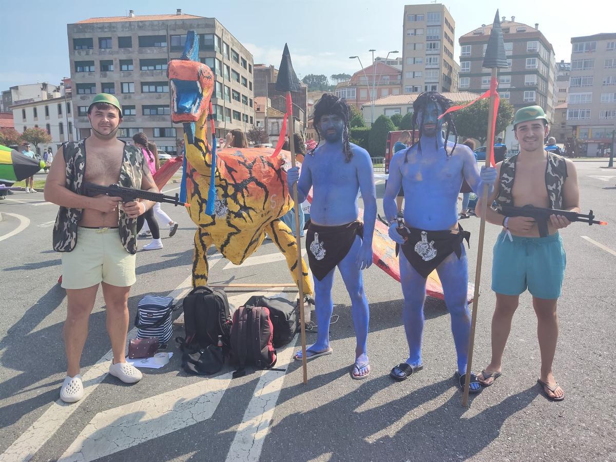 Os de Si sarjo me lirio voaron sobre o dragón Sarjatar, 'avatarizados' de azul.