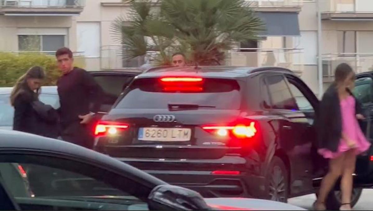 Los capitanes Jordi Alba y Sergio Roberto llegan en el mismo coche junto a sus mujeres