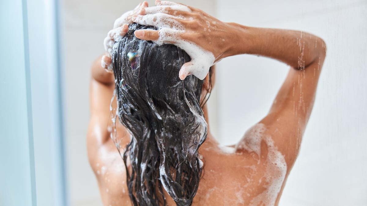 Desatasca de pelos la ducha o el lavabo con este remedio casero y